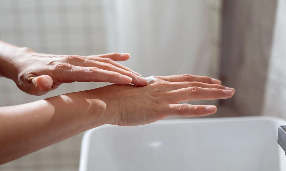 Simple Skincare Solutions Supporting Softer Hands Through Dry Weather Conditions